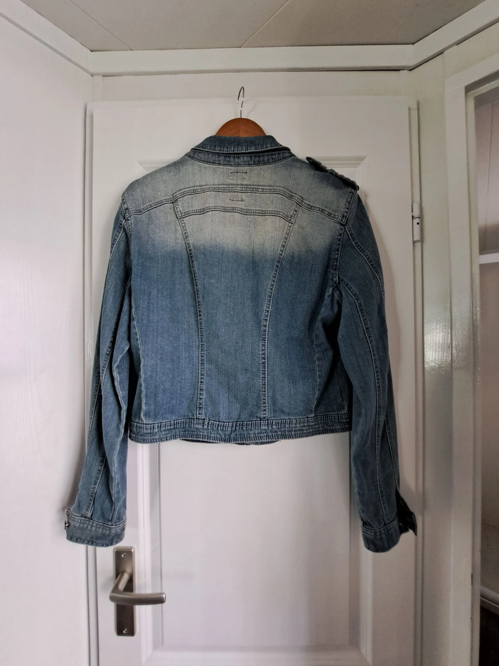 Jaqueta de Jeans Splinternieuw com studs (etiqueta de preço ainda está presa) – photo 9